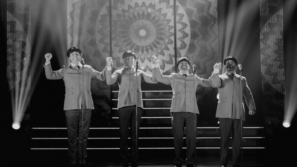 Les quatres artistes sont déguisés comme le groupe Les Beatles. 
