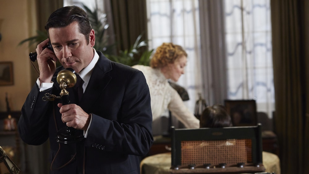 Radio-Canada L'inspecteur Murdoch (Yannick Bisson) est au téléphone dans sa chambre d'hôtel.