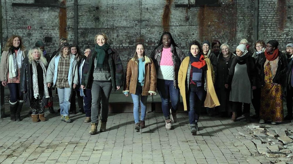 Un groupe de femmes marche vers la caméra.