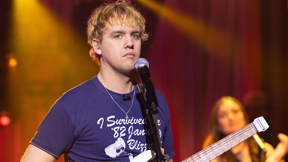 Les Louanges chante sur le plateau de Bonsoir bonsoir.