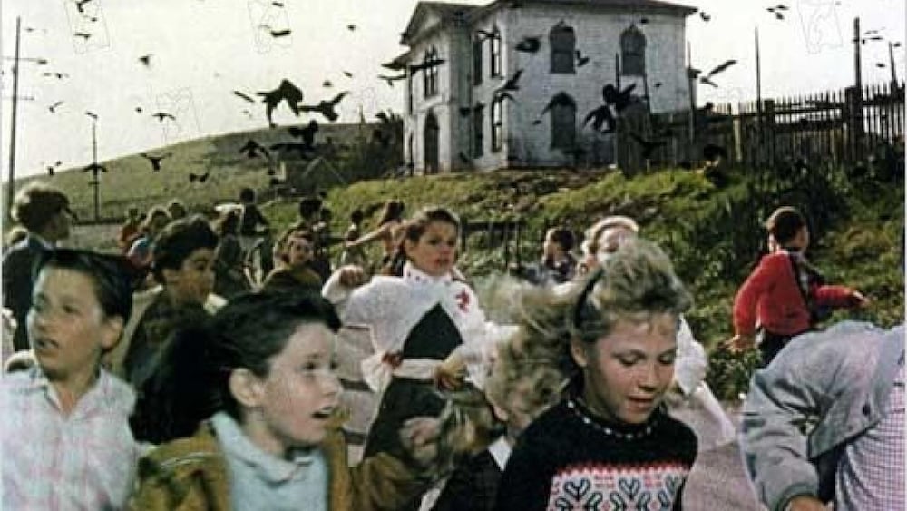 Universal Pictures Des enfants courent sur un chemin, poursuivis par des oiseaux.