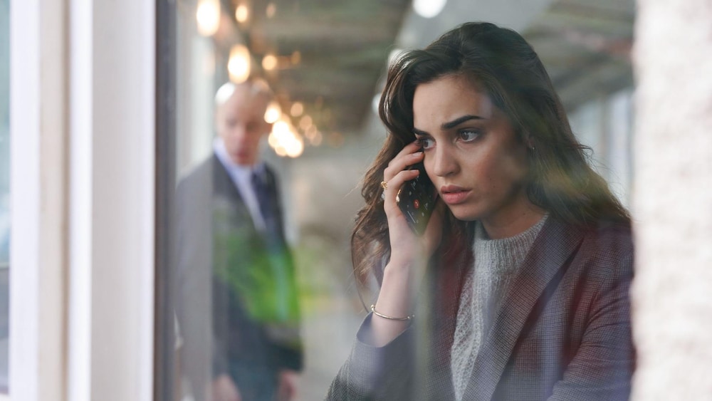 Jasmine Chaouch parle au téléphone