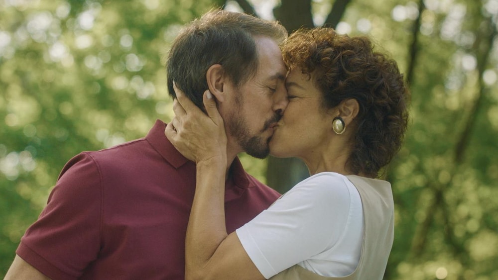 Sébastien (Stéphane Breton) et Marie-Ève Grégoire (Hélène Bourgeois Leclerc) s'embrassent.