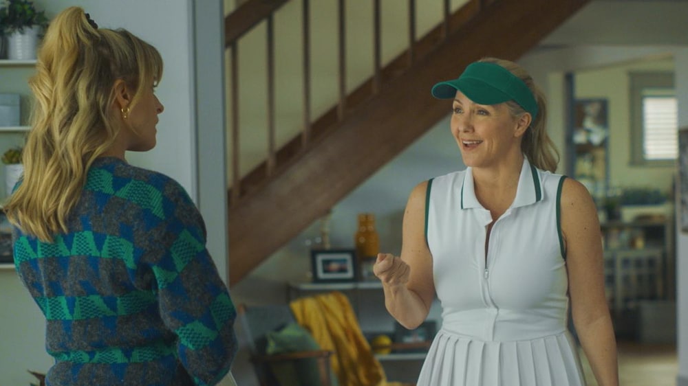 Isabelle (Christine Beaulieu), Éliane (Véronique Cloutier) parlent dans l'entrée.