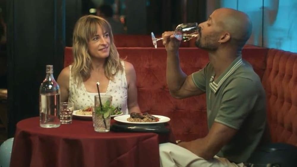 Isabelle (Christine Beaulieu) et une nouvelle rencontre mangent au restaurant.