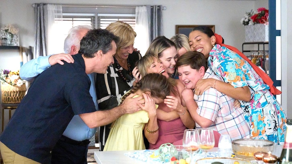 KOTV Toute la famille se fait un câlin.