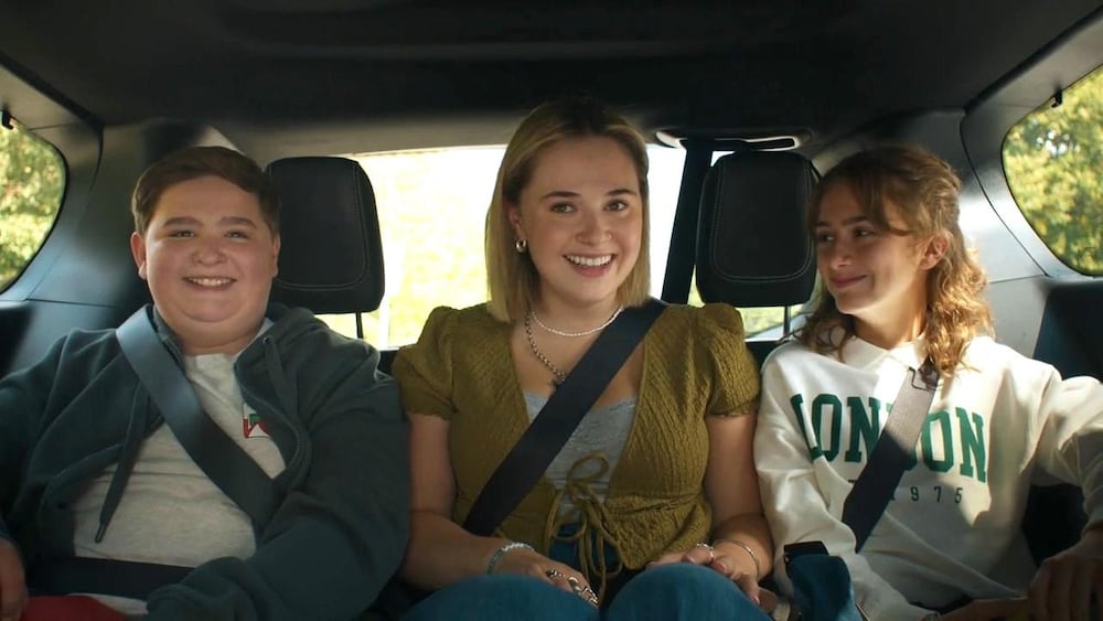 Portrait des trois jeunes souriants dans l'auto.