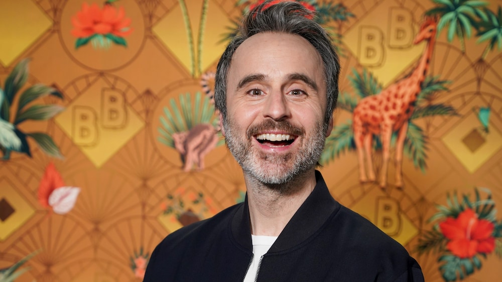 Karine Dufour/La production est encore jeune Louis-José Houde sur le tapis rouge de l'émission Bonsoir bonsoir.