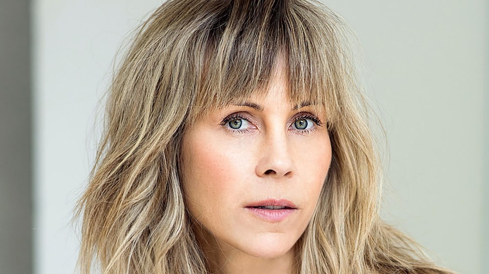 Julie Perreault Une femme (Louise Archambault) pose pour une photo.