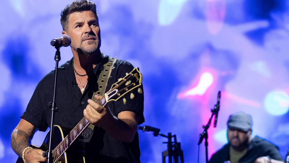 Marc Dupré guitare à la main au micro à Bonsoir bonsoir!