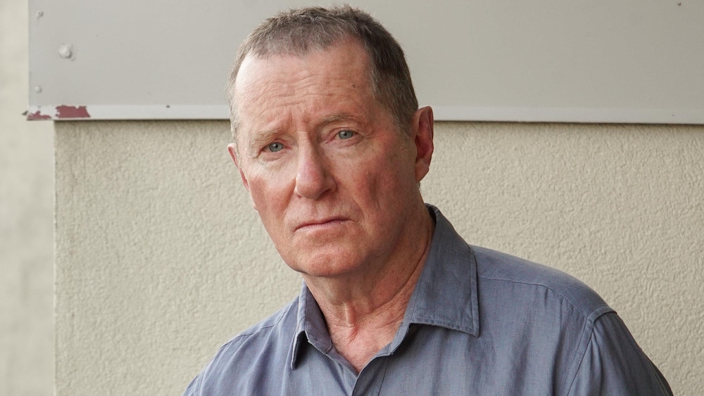 Productions Sovimage / AVANT LE CRASH: Photo:Serge Gauv Un homme a l'air sérieux.