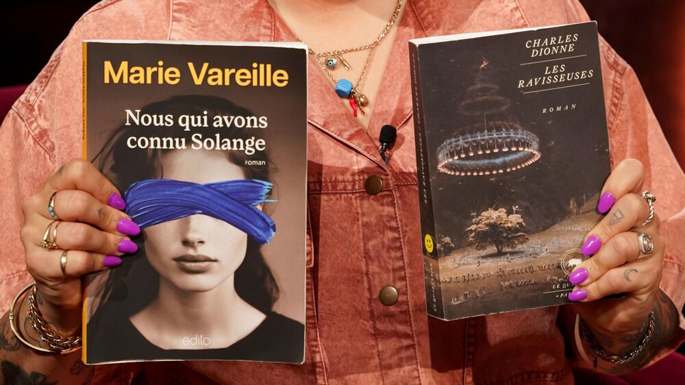 Karine Dufour/La production est encore jeune Mariana Mazza tient deux livres sur le plateau de Bonsoir bonsoir, Nous qui avons connu Solange, de Marie Vareille et Les ravisseuses de Charles Dionne.