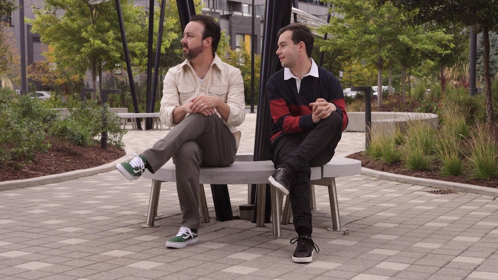 KOTV Mathieu et Benjamin Gratton sont assis sur un banc de parc.