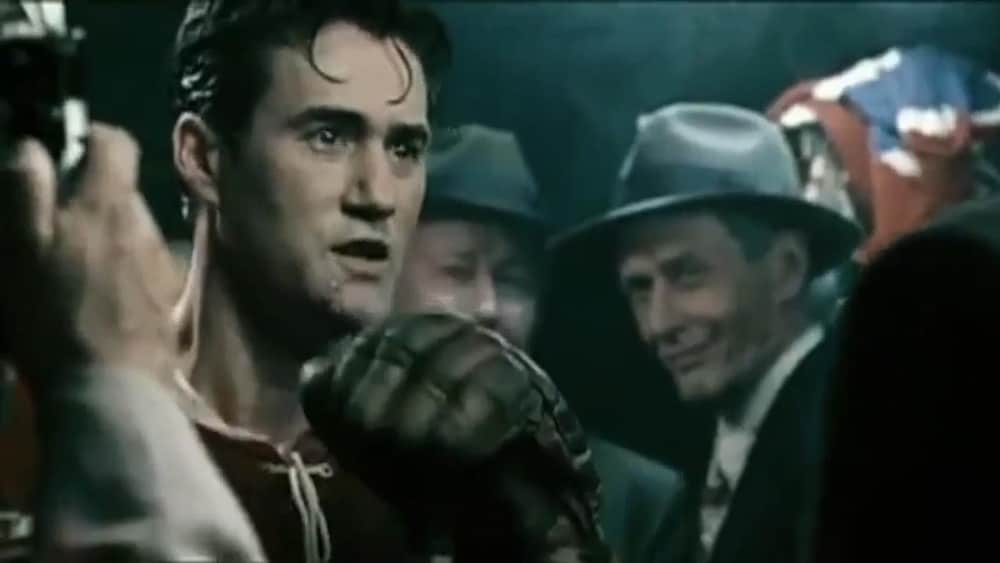 Alliance Vivafilm Un hockeyeur (Roy Dupuis) fait face aux photographes.