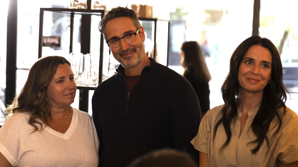Sphère Média / Eric Myre Marie-Do, Guylain et Bérénice sont ensemble dans un restaurant.