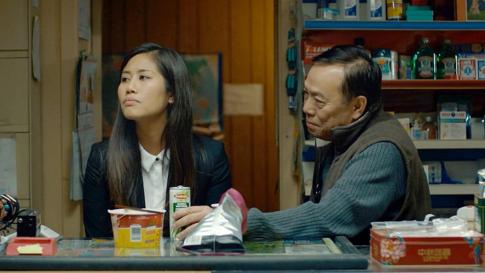 FunFilms Distribution Un homme et une femme derrière le comptoir d'un dépanneur