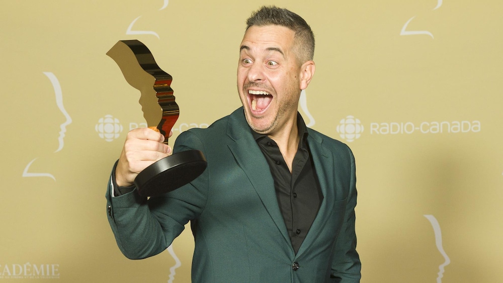 L'artiste airs  avec sa statuette - 40es Gala des prix Gémeaux.