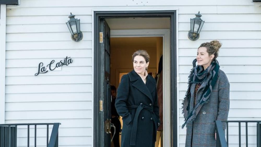 laurentg.net Julie Perreault et Magalie Lépine-Blondeau sur le perron d'une maison blanche, en hiver.