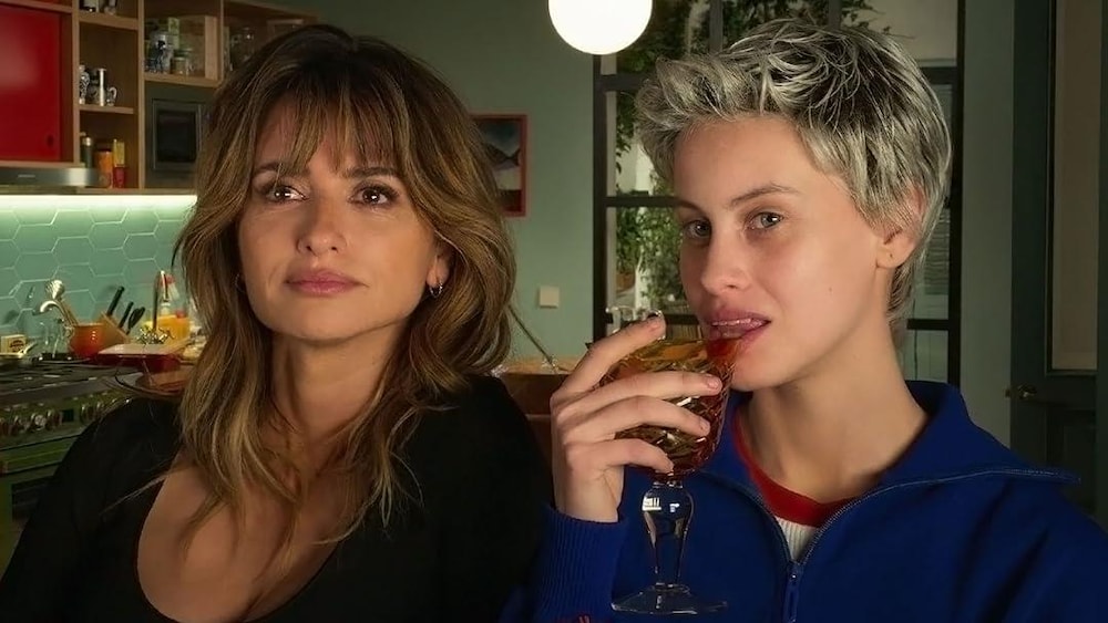 Métropole Films Deux femmes côte-a-côte dans une cuisine.