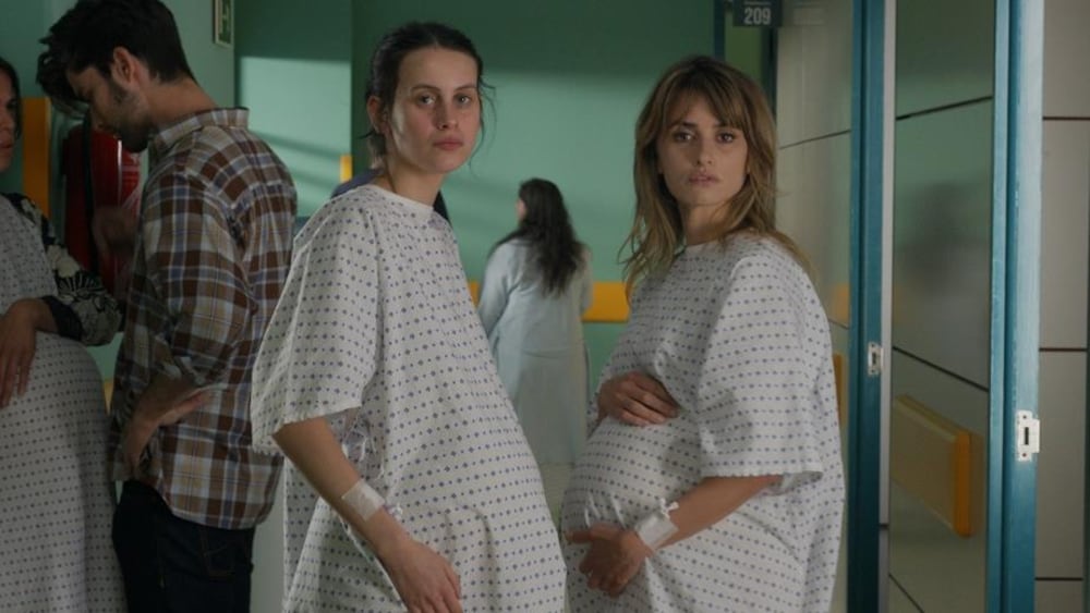Métropole Films Deux femmes enceintes en tenue d'hopital.