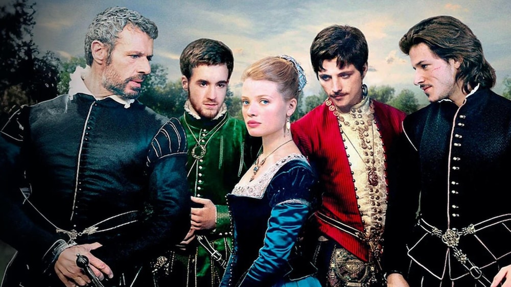 Quatre hommes et une femme en tenue d'époque.
