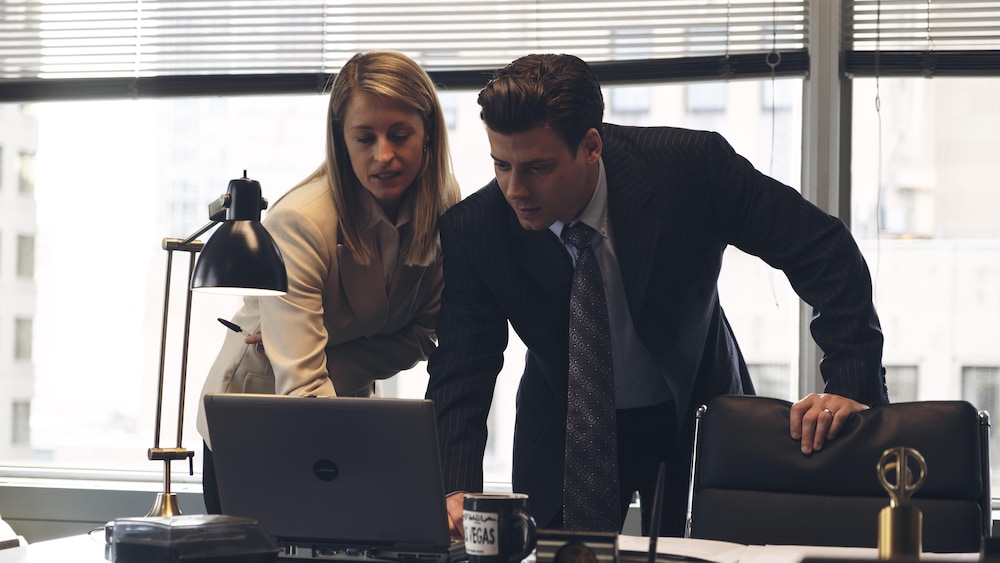 Entract Films Une femme (Christine Beaulieu) et un homme (François Arnaud) penchés devant un ordinateur dans un bureau.