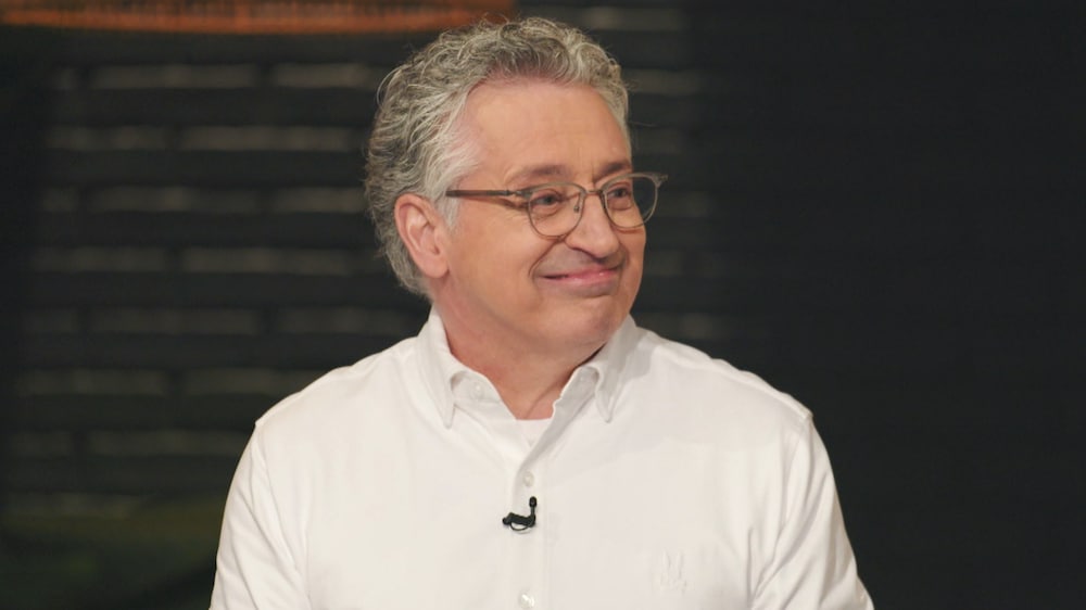 ATTRACTION IMAGES Le chef sourit.