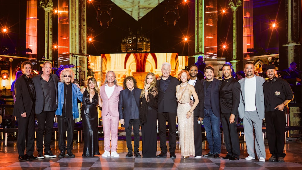 Tous les artistes sur la scène du spectacle Notre Dame de Paris, les grandes retrouvailles – 25 ans après.