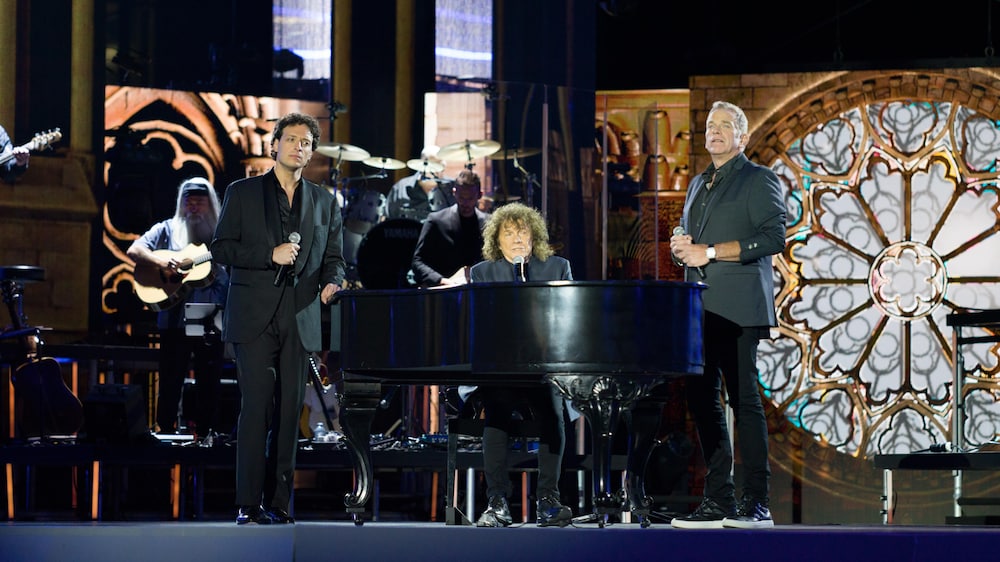 Richard Cocciante au piano, accompagné de Garou.