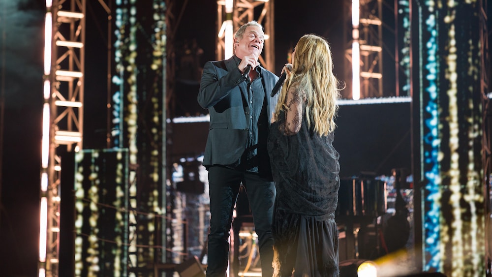 Garou et Hélène Ségara qui chantent sur la scène.