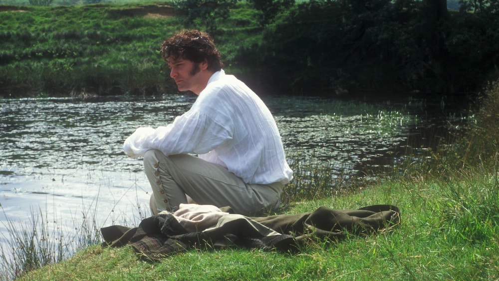 Monsieur Darcy est assis dehors, face à un petit lac de son domaine. 