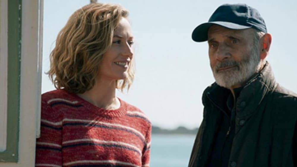 AZ Films Une femme (Cécile de France) regarde un homme en souriant sur le pont d'un bateau.