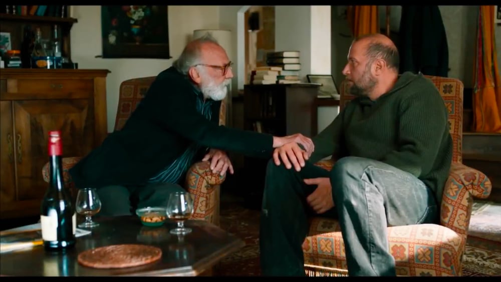 AZ Films Un homme âge (André Wilms) a la main posée sur celle d'un homme plus jeune (François Damiens).
