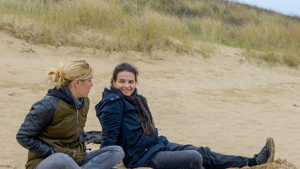 Deux femmes assises sur une plage.