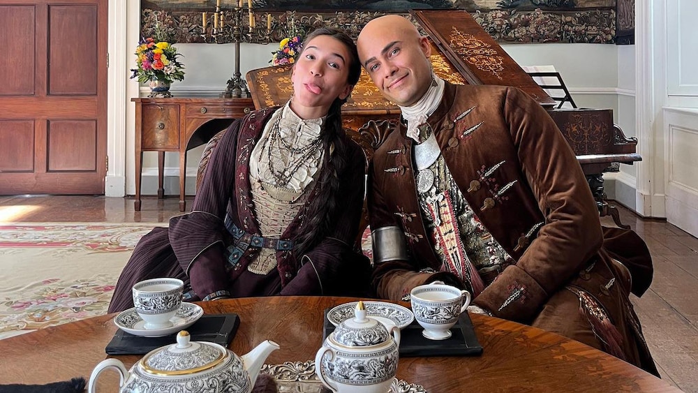 Les deux artistes sourient et Océane tire la langue.