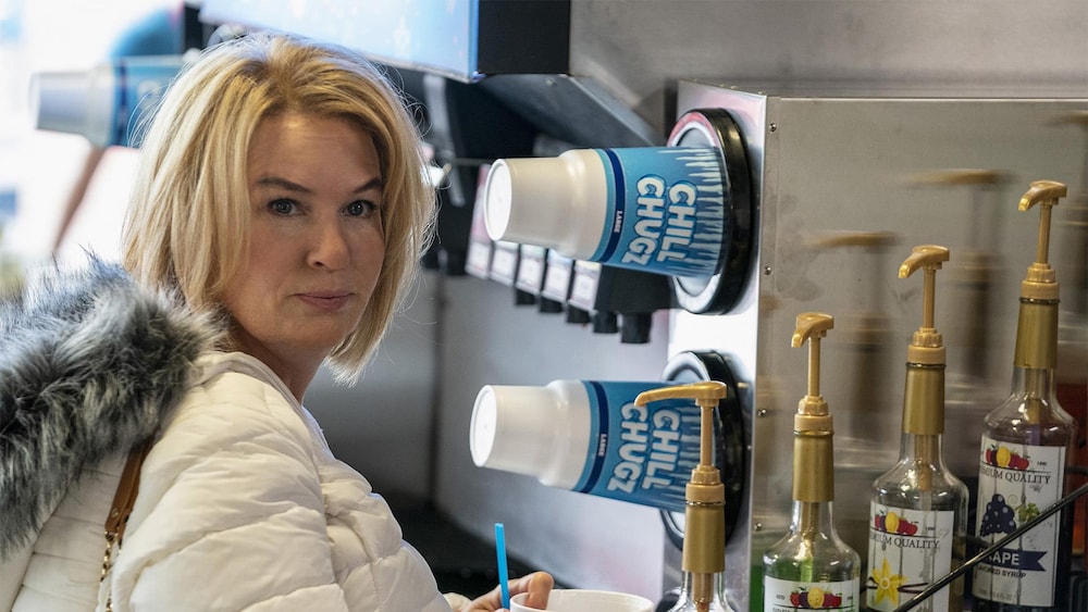 Pam Hupp regarde au loin à côté d'une machine de boissons gazeuses.