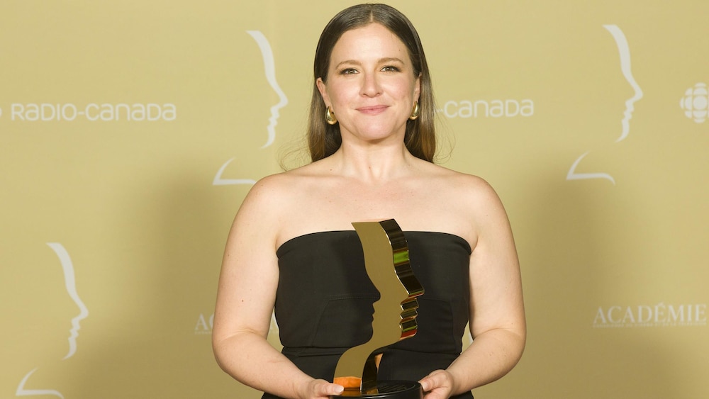 Pascale Renaud-Hébert tient lad   trophée.