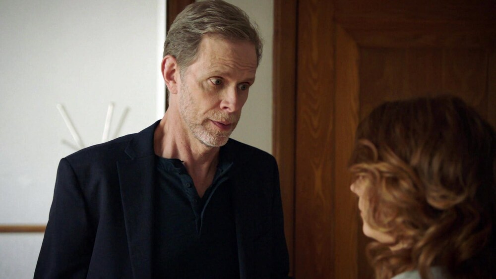 Patrick et Roxanne debout dans leur appartement. Ils discutent.