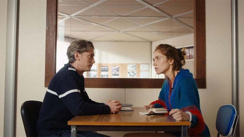 FunFilms Distribution Un homme et une femme face à face autour d'une table.