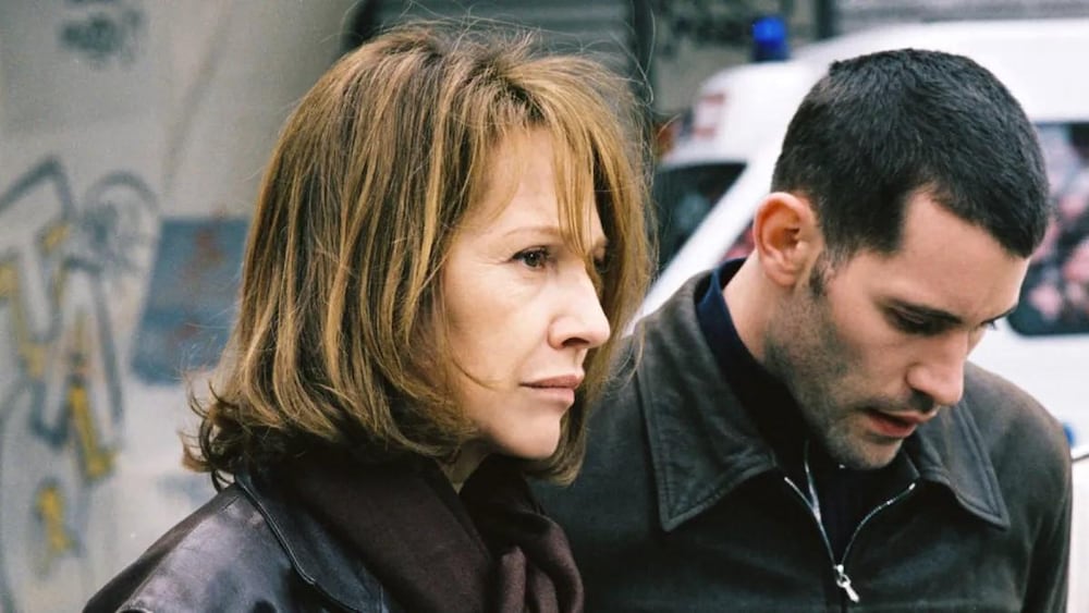 Métropole Films Une femme (Nathalie Baye) et un jeune homme (Jalil Lespert) côte à côte, à l'extérieur.