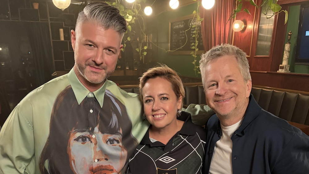 Pierre Lapointe, Ariane Moffatt et Andr&eacute; Robitaille posent debout en se tenant par les &eacute;paules.