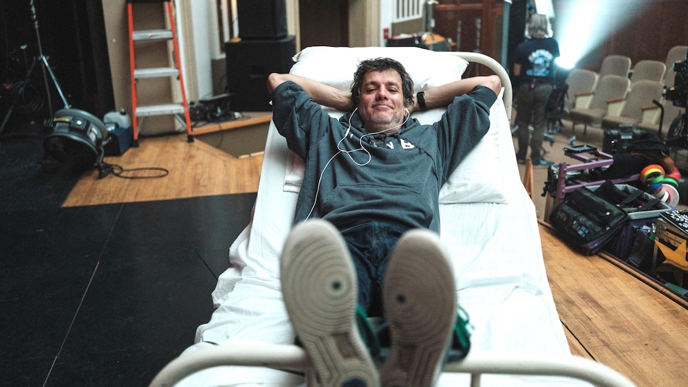KOTV / Danny Taillon Jean-François Asselin est couché sur un lit et il regarde devant lui.
