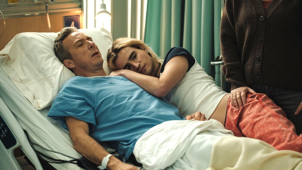KOTV / Danny Taillon Mathieu Laforest (Pierre-François Legendre) est couché sur un lit d'hôpital et Zach (Louis-Julien Durso) est couché à côté de lui.