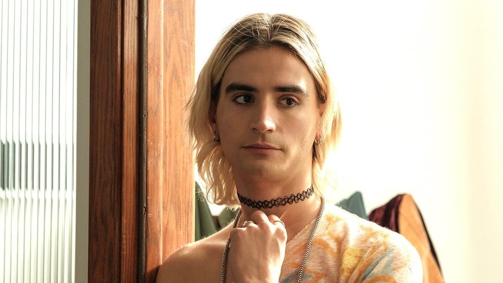Zackary (Louis-Julien Durso) regarde devant iel.