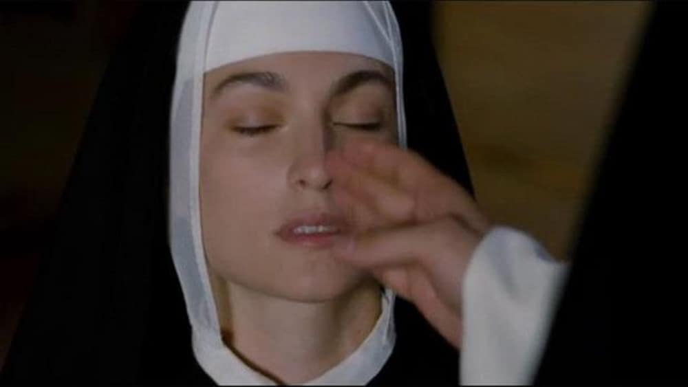 Marlène Gélineau Payette Une femme (Madeleine Péloquin) portant un habit de soeur, en gros plan, les yeux fermés.
