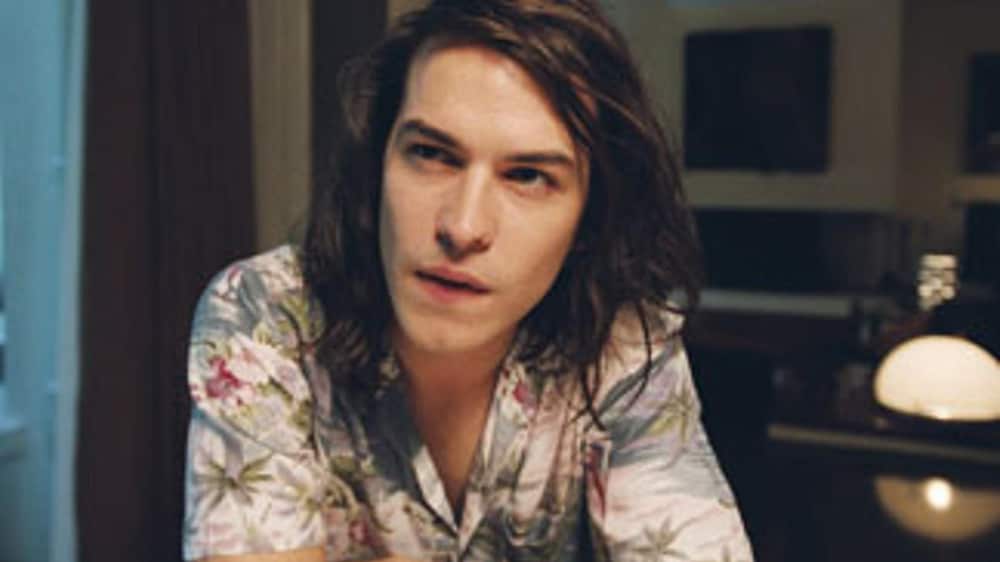 Les films Séville Un jeune homme (Marc-André Grondin) en gros plan.