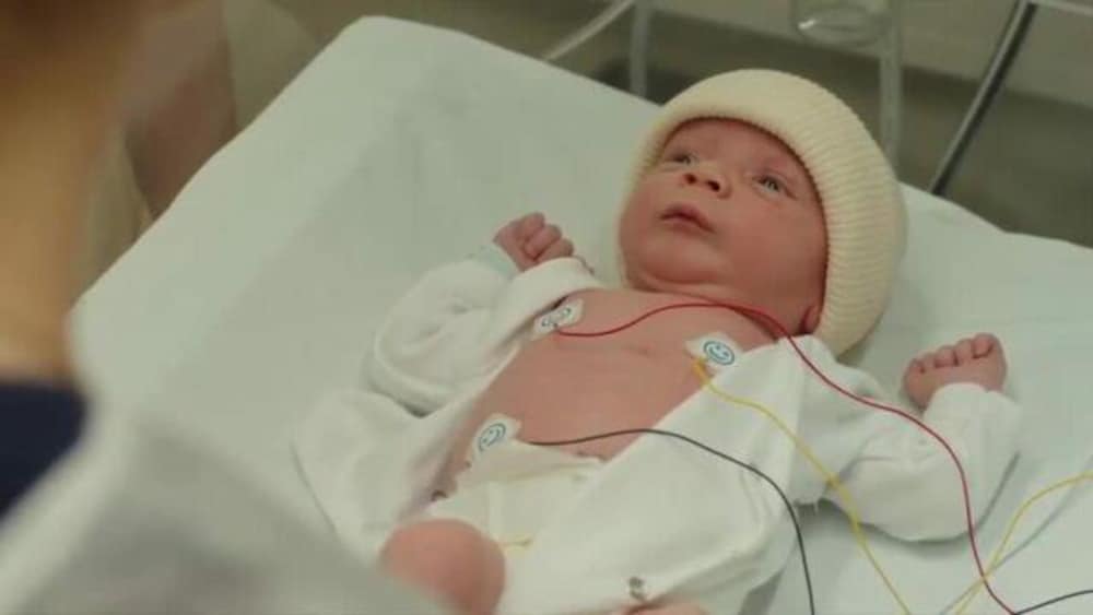 Trésor Films Un bébé dans une couveuse.