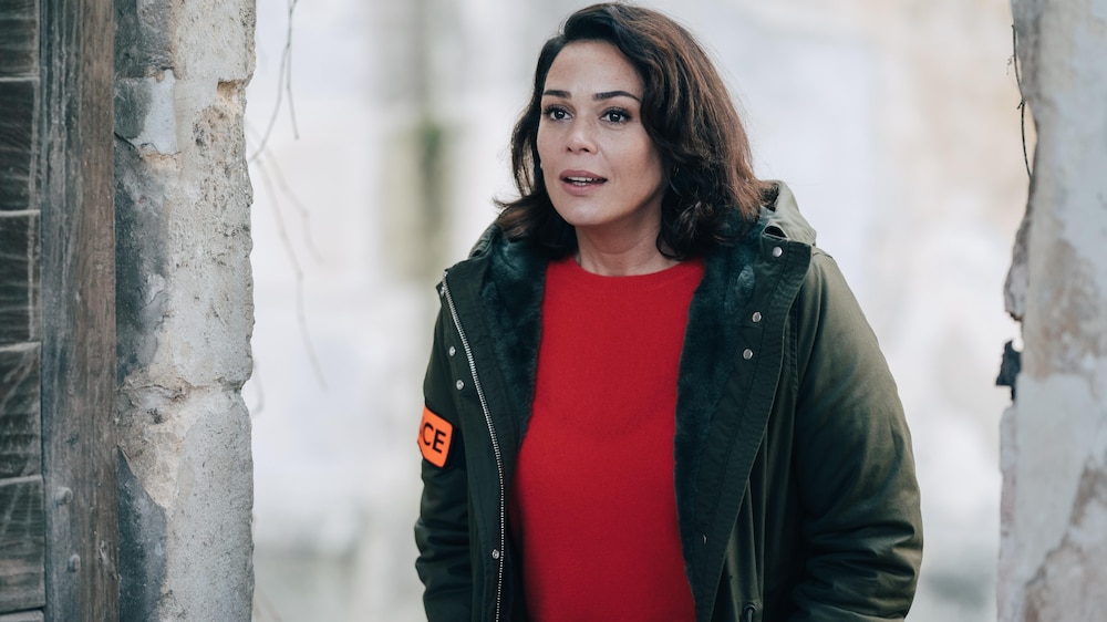 © caroline dubois - ftv - jla Raphaëlle porte une veste avec une étiquette qui affiche le mot police.