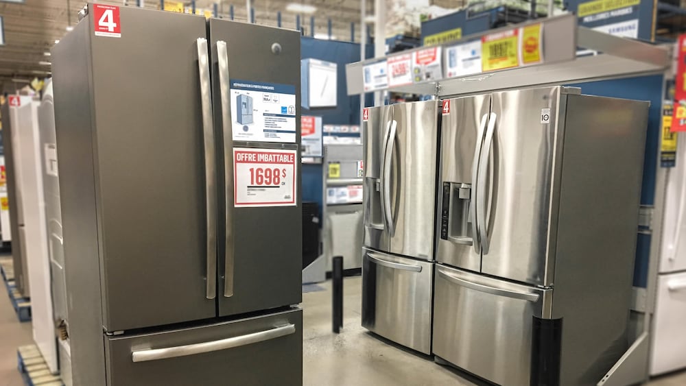 Des réfrigérateurs sont exposés dans un magasin à grande surface.