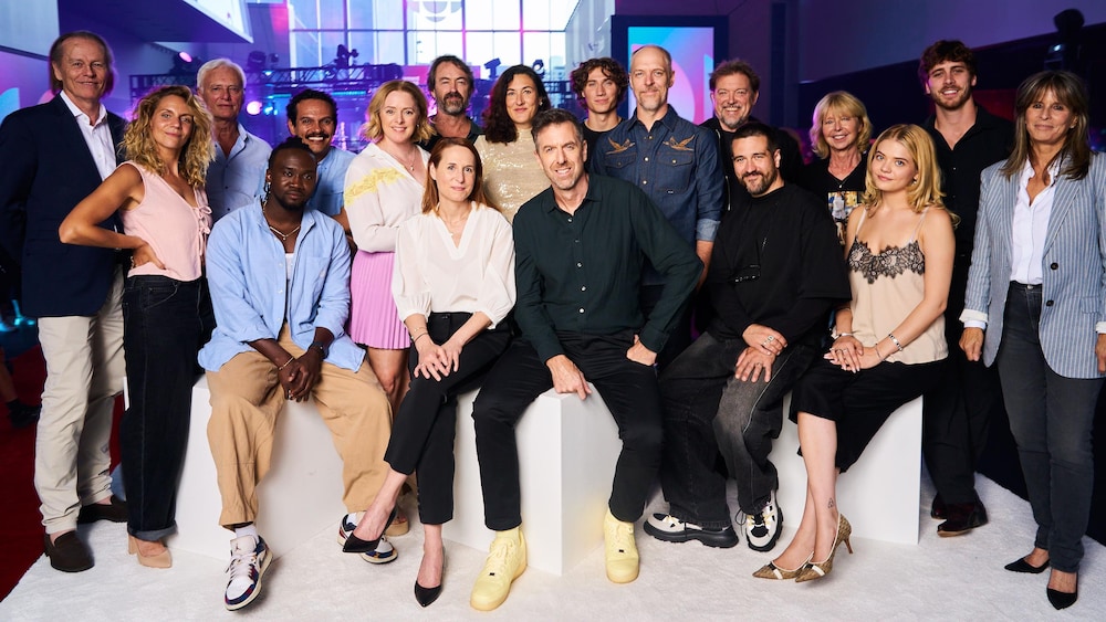 Radio-Canada / Julien Faugère Des personnes regardent devant elles.